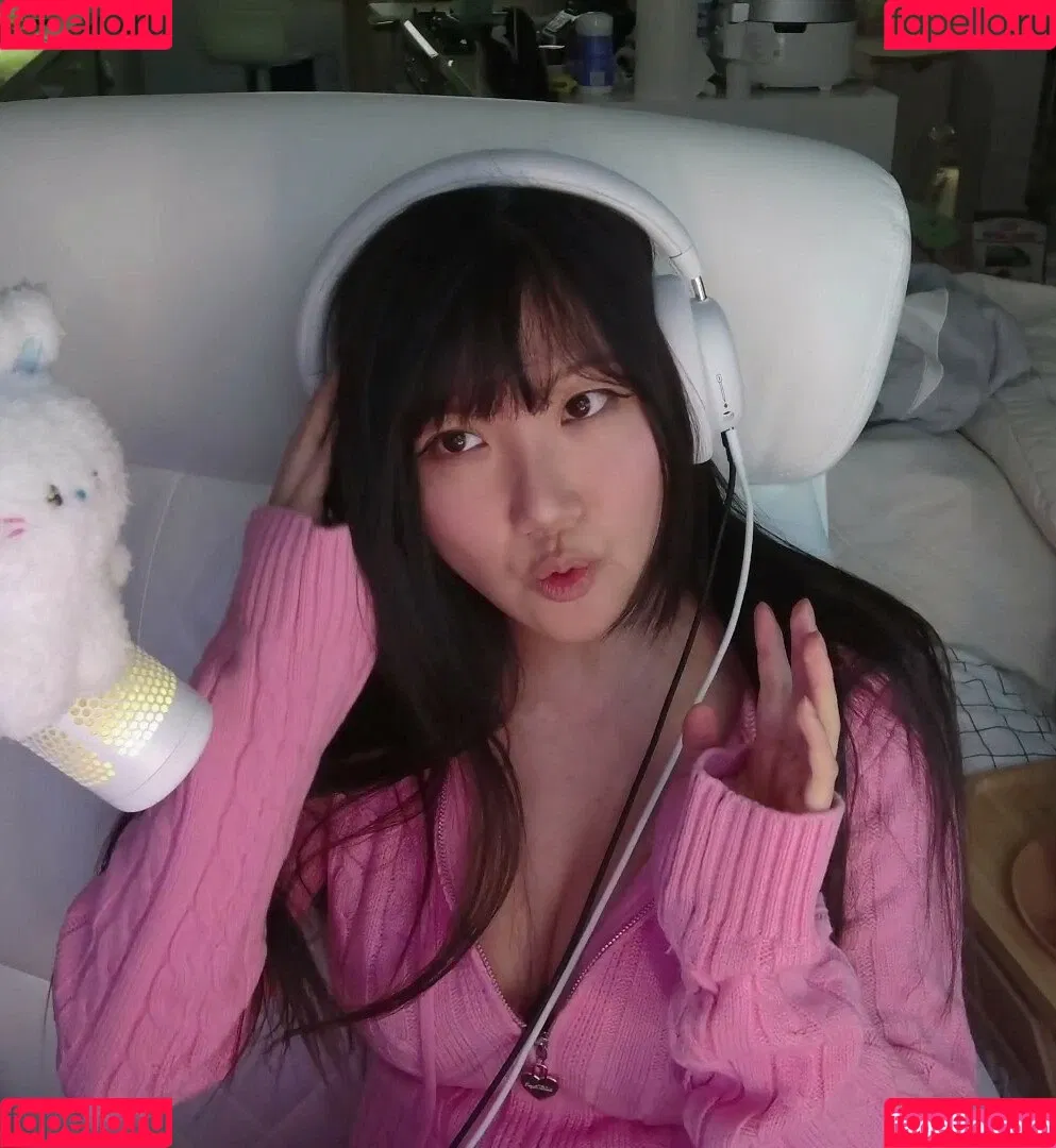 AriaSaki / annoyingaria Onlyfans Photo Gallery 