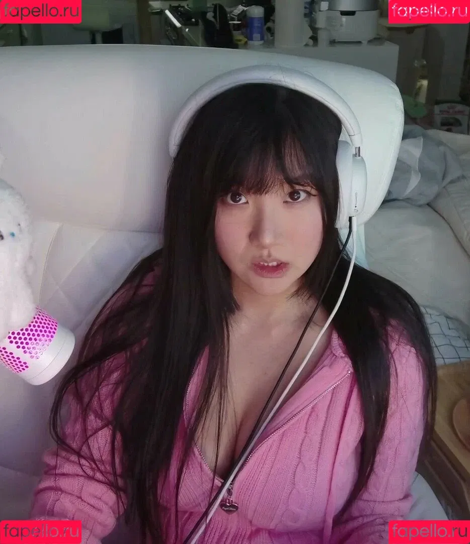 AriaSaki / annoyingaria Onlyfans Photo Gallery 