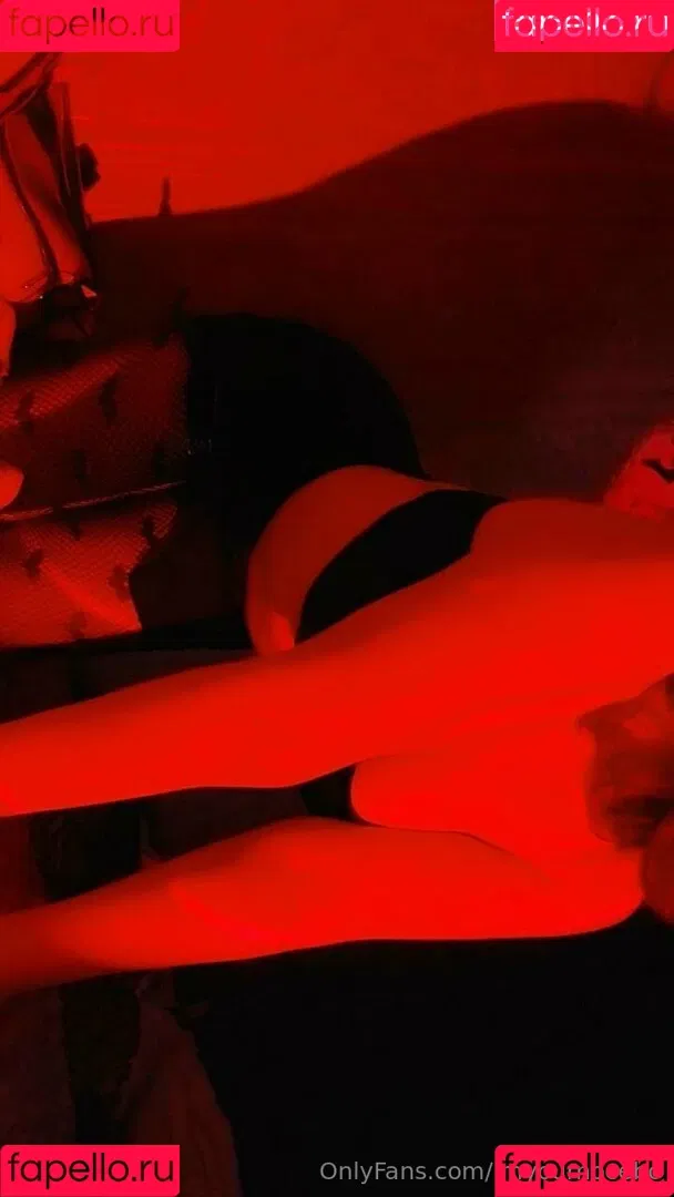 evagreenweb / imyournocebo Onlyfans Photo Gallery 
