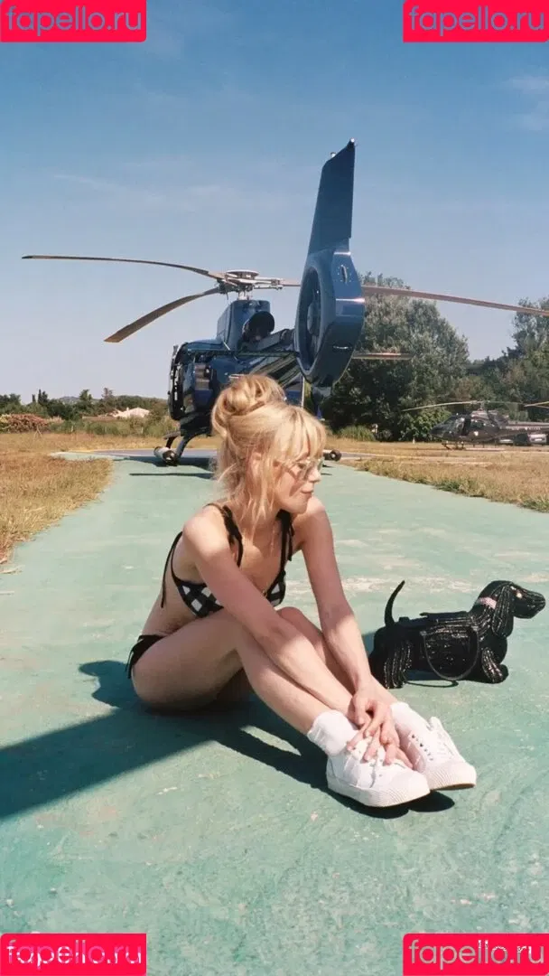 AdventuresSabrina / Kiernan Shipka / kiernanshipka Onlyfans Photo Gallery 