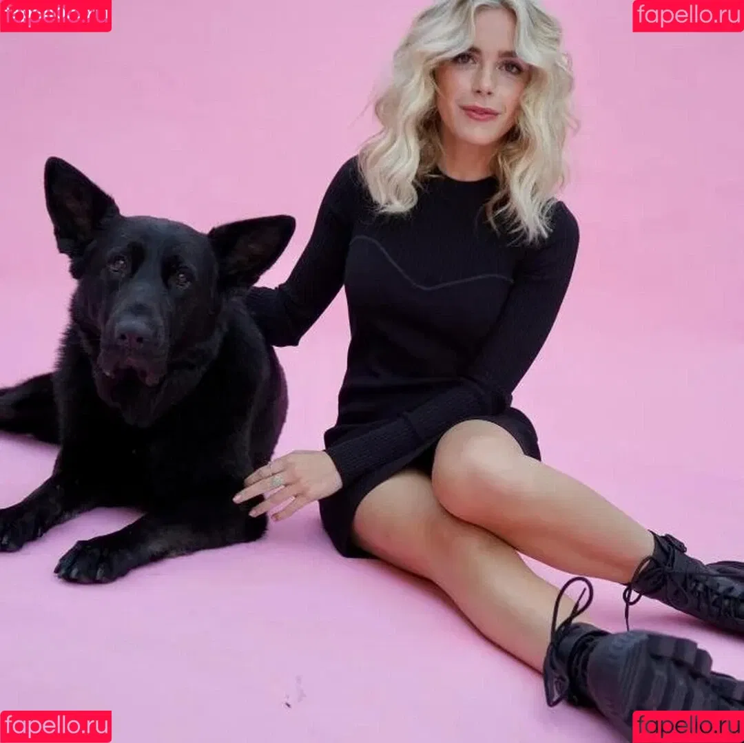 AdventuresSabrina / Kiernan Shipka / kiernanshipka Onlyfans Photo Gallery 