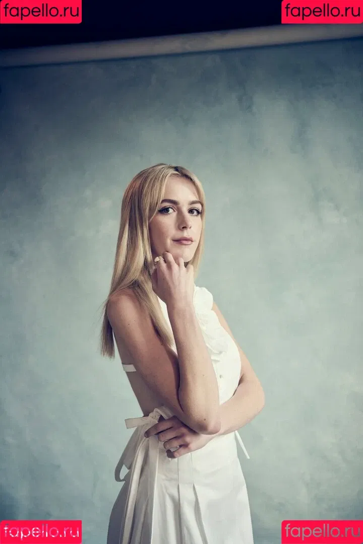 AdventuresSabrina / Kiernan Shipka / kiernanshipka Onlyfans Photo Gallery 