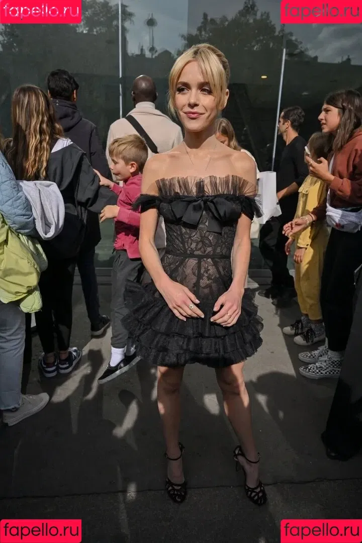 AdventuresSabrina / Kiernan Shipka / kiernanshipka Onlyfans Photo Gallery 