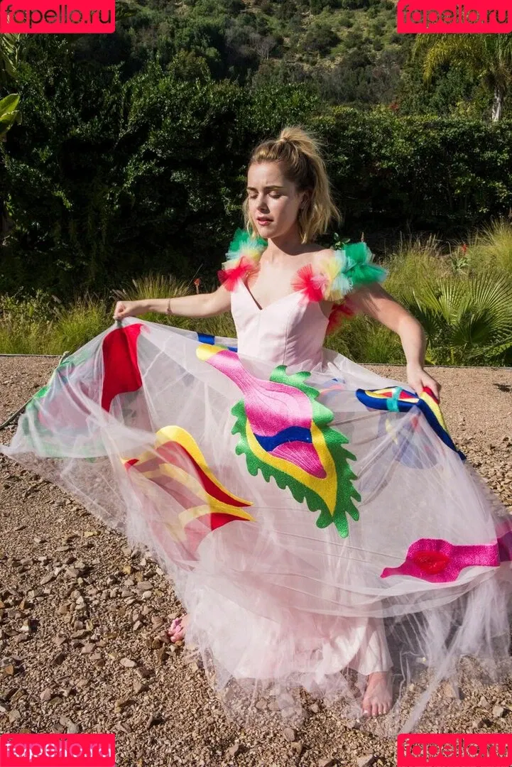 AdventuresSabrina / Kiernan Shipka / kiernanshipka Onlyfans Photo Gallery 