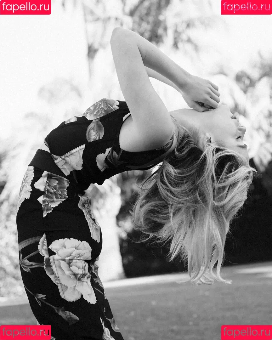 AdventuresSabrina / Kiernan Shipka / kiernanshipka Onlyfans Photo Gallery 