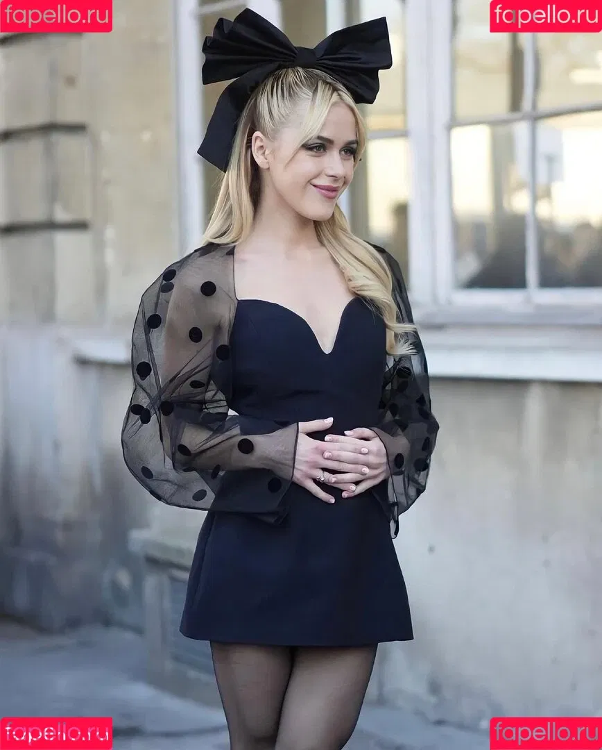 AdventuresSabrina / Kiernan Shipka / kiernanshipka Onlyfans Photo Gallery 