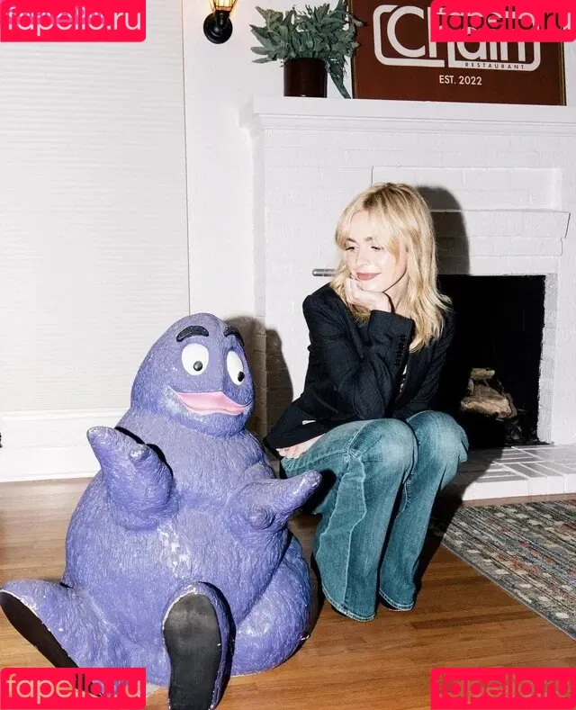AdventuresSabrina / Kiernan Shipka / kiernanshipka Onlyfans Photo Gallery 
