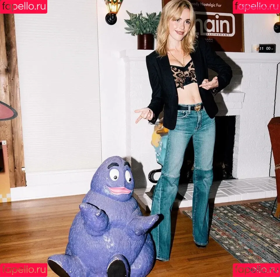 AdventuresSabrina / Kiernan Shipka / kiernanshipka Onlyfans Photo Gallery 
