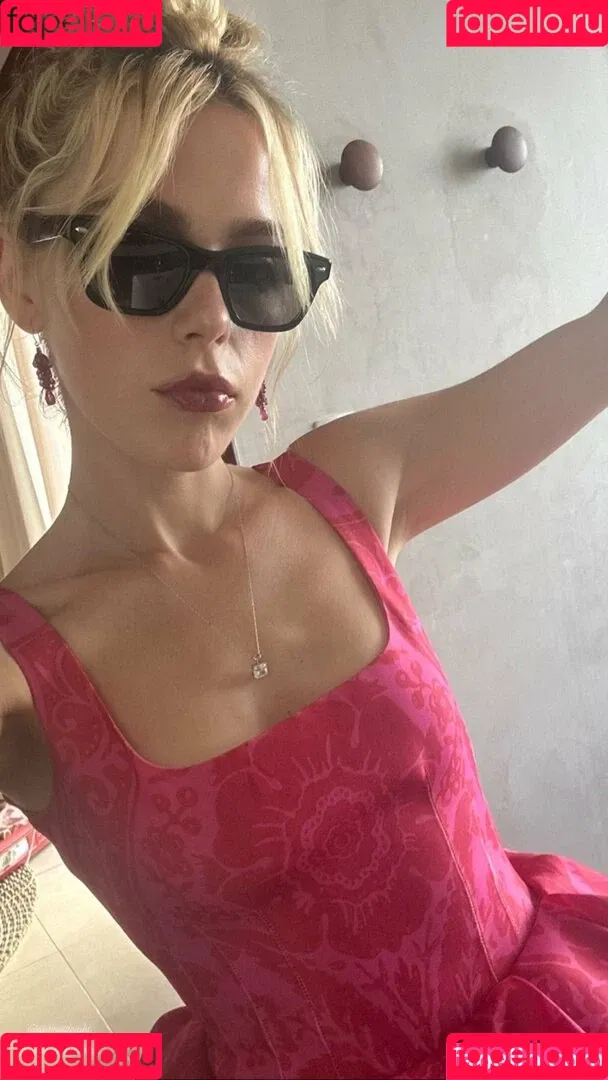 AdventuresSabrina / Kiernan Shipka / kiernanshipka Onlyfans Photo Gallery 