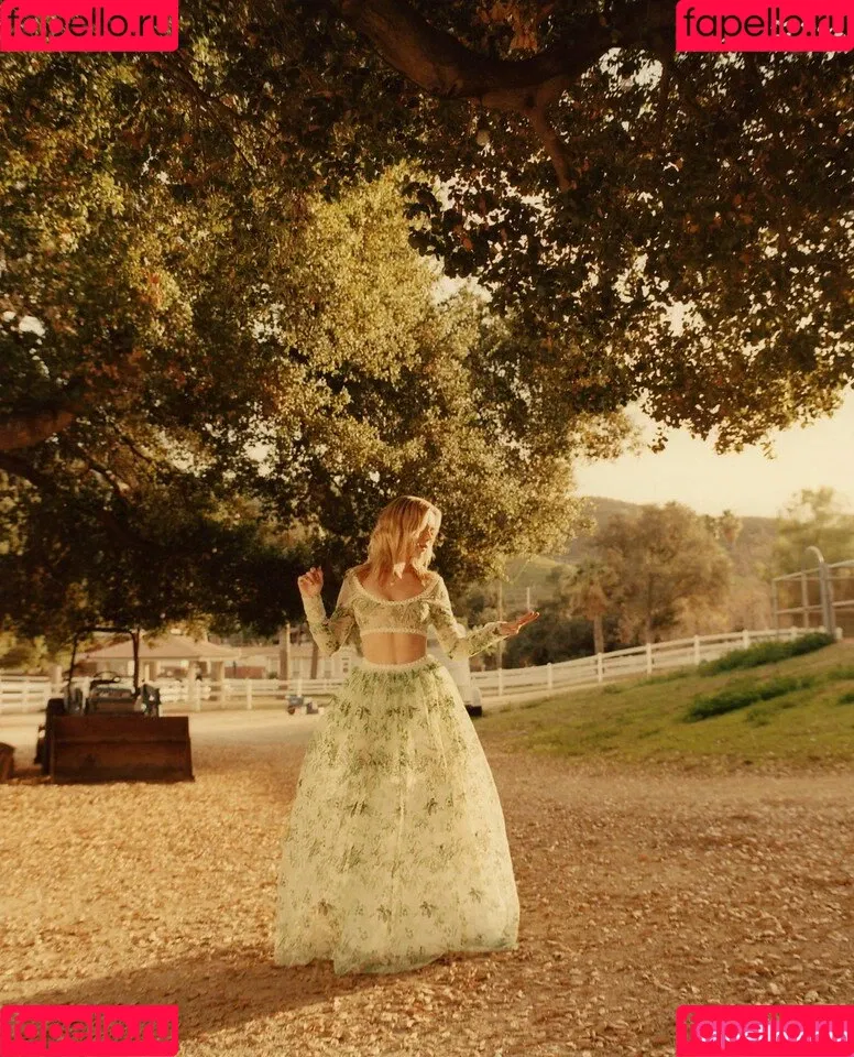 AdventuresSabrina / Kiernan Shipka / kiernanshipka Onlyfans Photo Gallery 