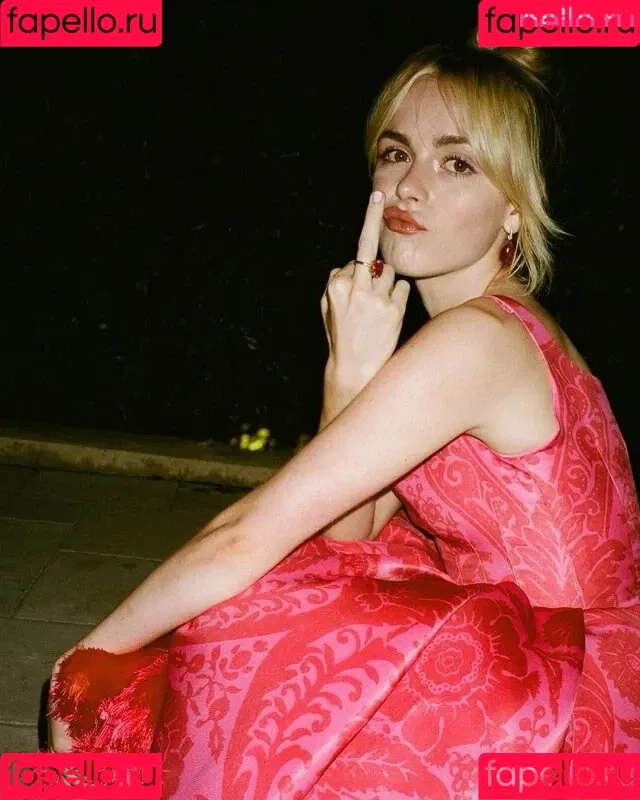 AdventuresSabrina / Kiernan Shipka / kiernanshipka Onlyfans Photo Gallery 