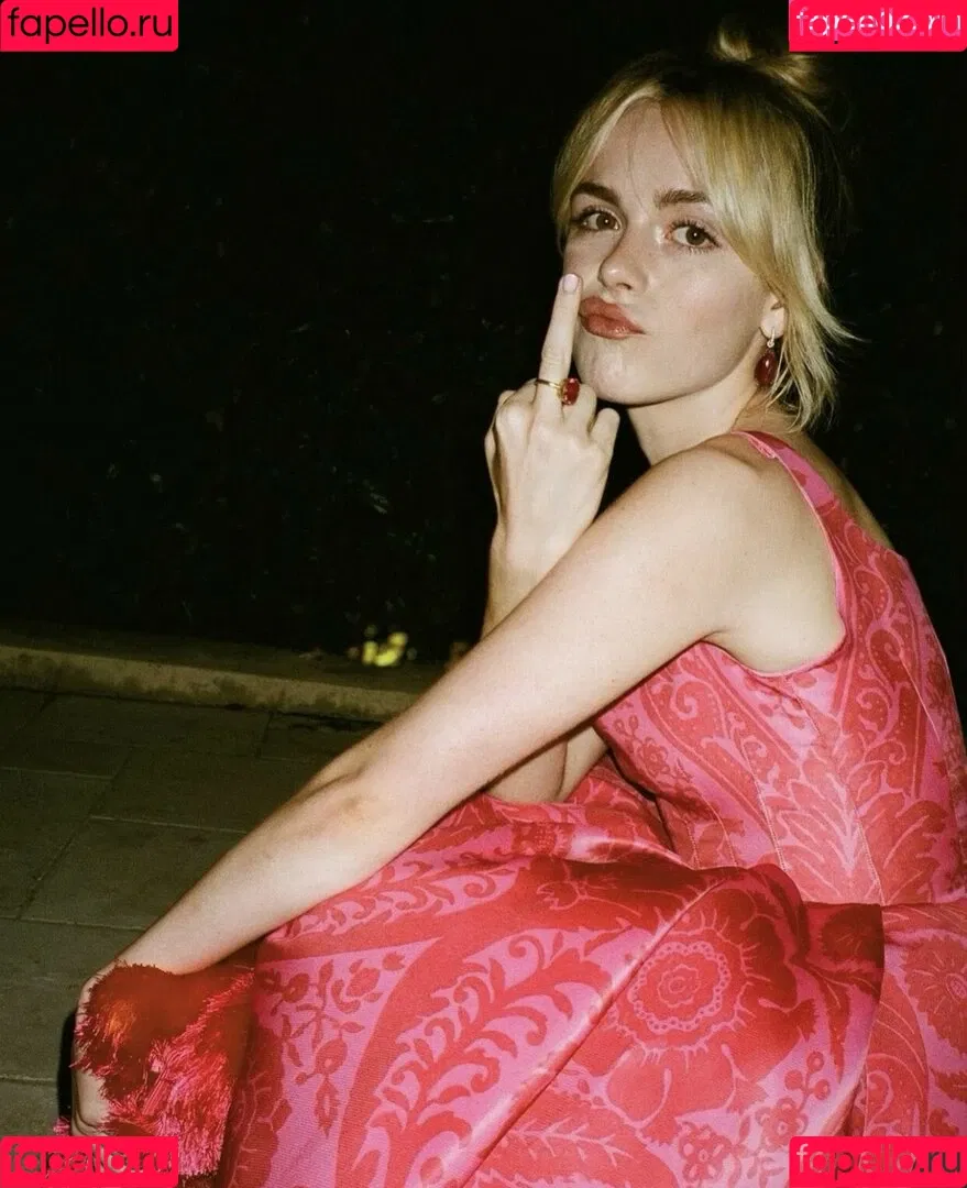 AdventuresSabrina / Kiernan Shipka / kiernanshipka Onlyfans Photo Gallery 