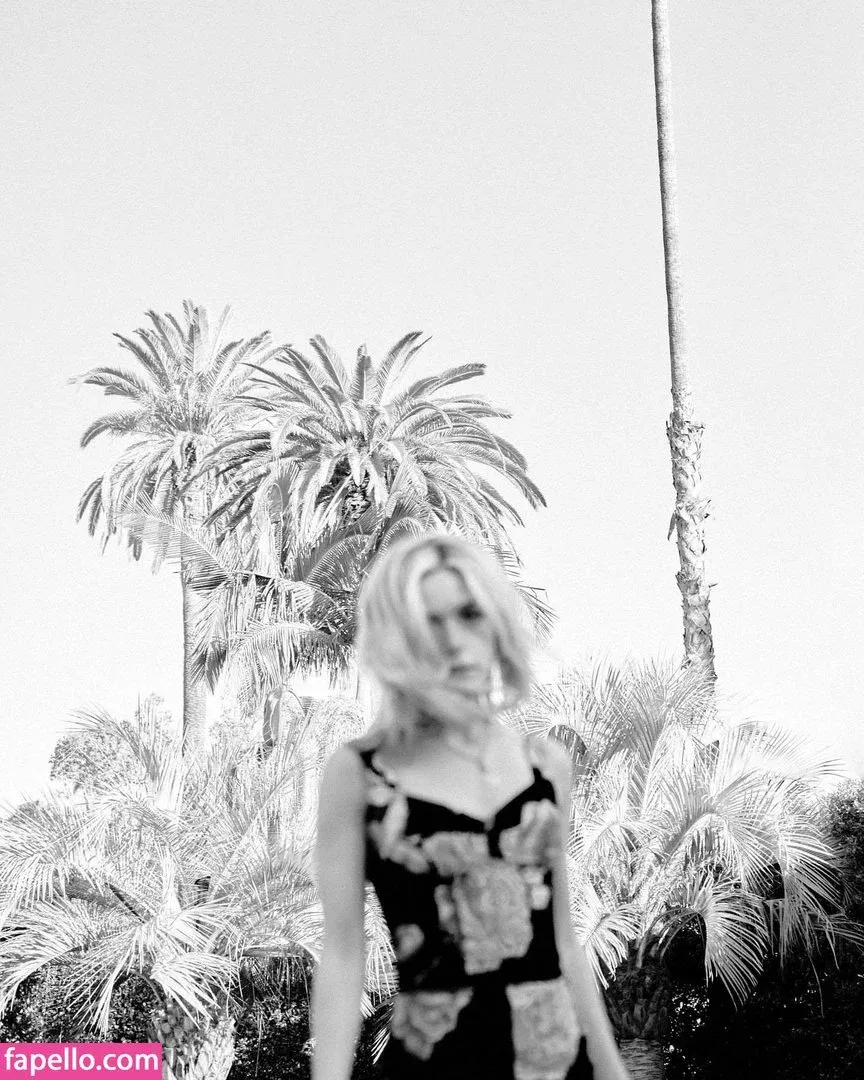 AdventuresSabrina / Kiernan Shipka / kiernanshipka Onlyfans Photo Gallery 