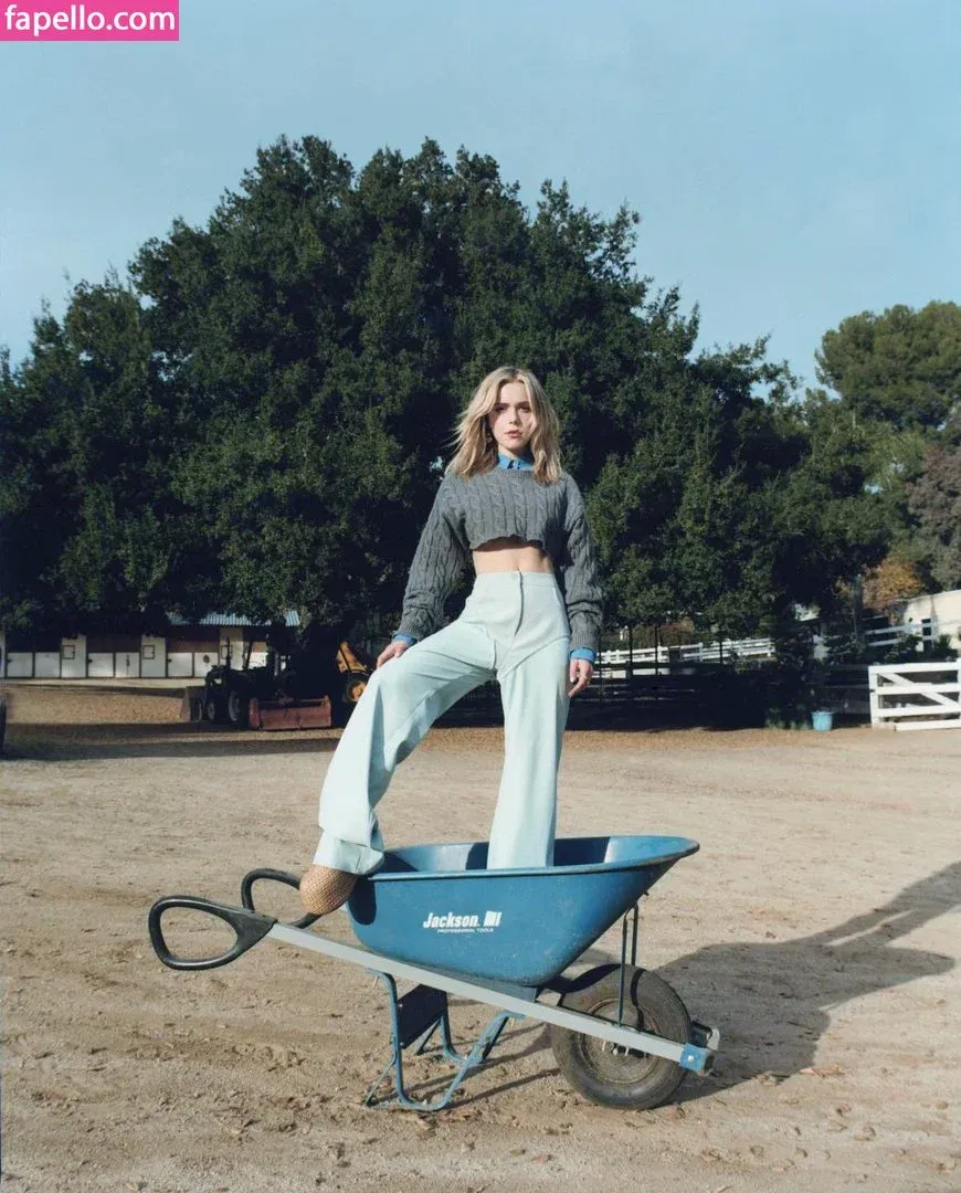 AdventuresSabrina / Kiernan Shipka / kiernanshipka Onlyfans Photo Gallery 