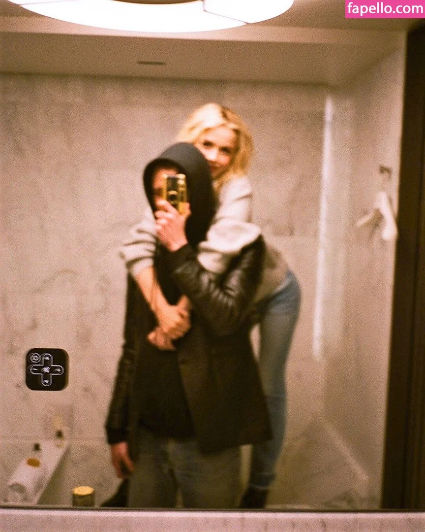 AdventuresSabrina / Kiernan Shipka / kiernanshipka Onlyfans Photo Gallery 