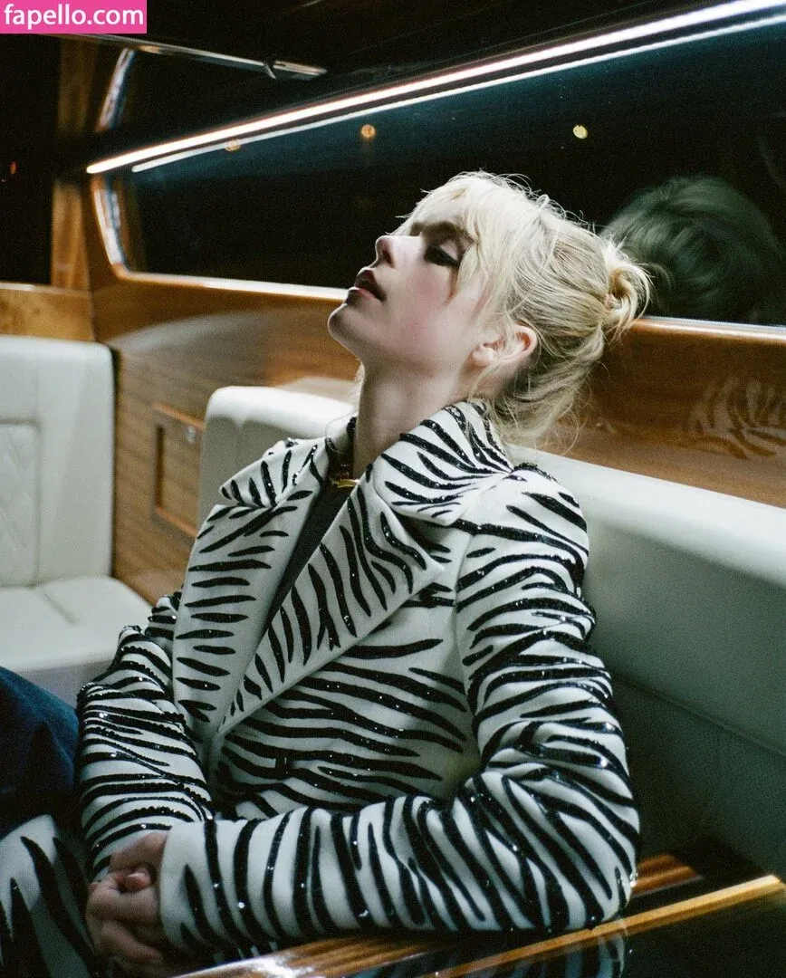 AdventuresSabrina / Kiernan Shipka / kiernanshipka Onlyfans Photo Gallery 