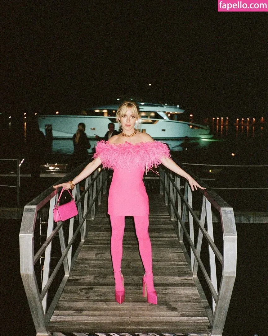 AdventuresSabrina / Kiernan Shipka / kiernanshipka Onlyfans Photo Gallery 