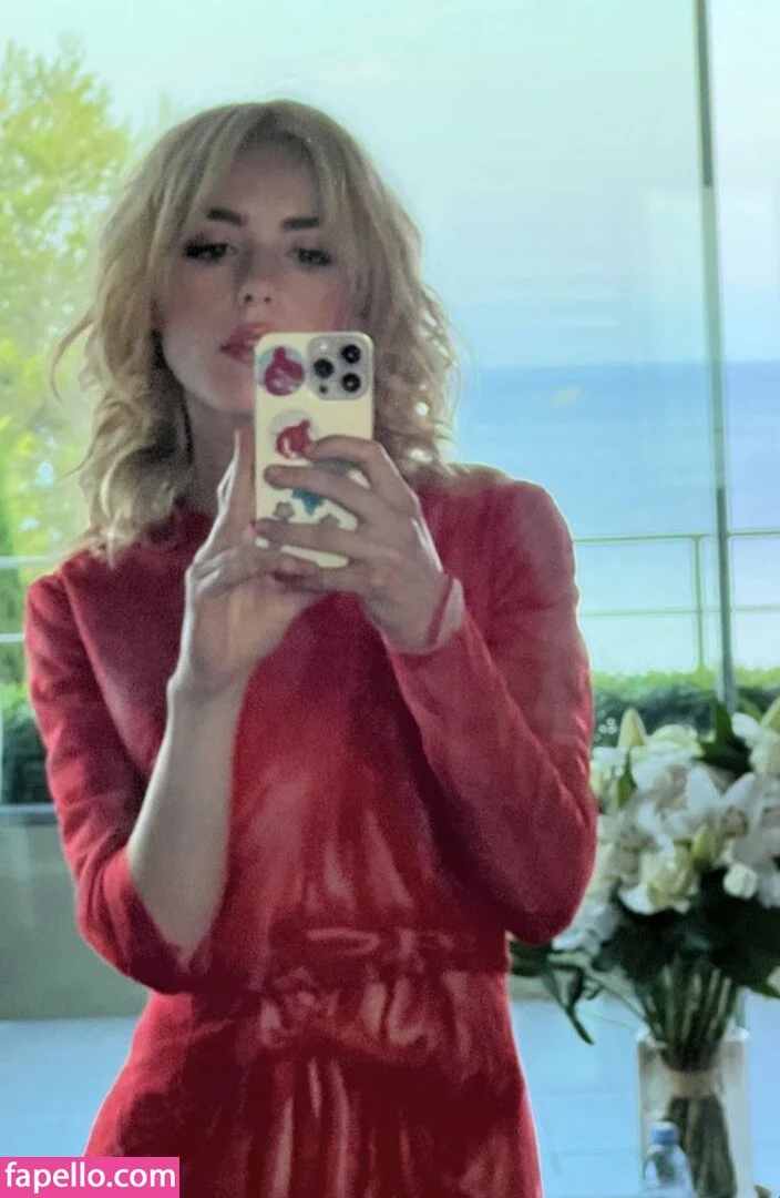 AdventuresSabrina / Kiernan Shipka / kiernanshipka Onlyfans Photo Gallery 