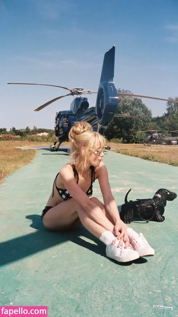 AdventuresSabrina / Kiernan Shipka / kiernanshipka Onlyfans Photo Gallery 