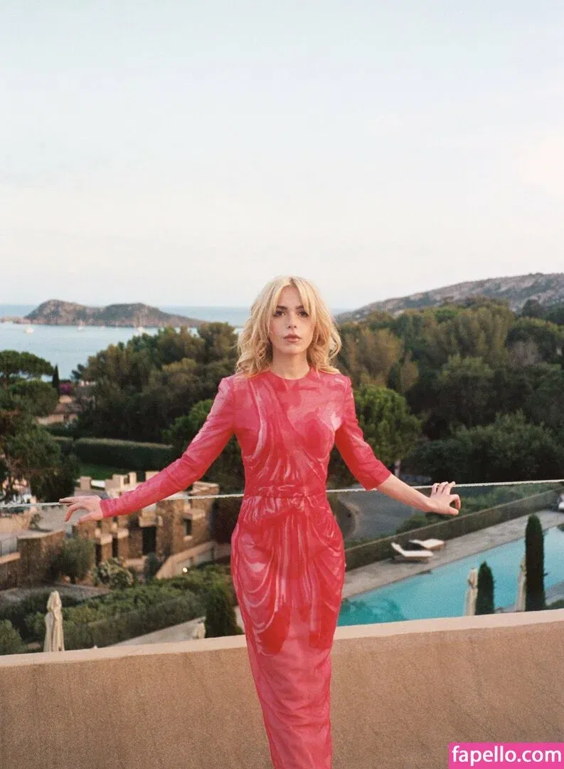 AdventuresSabrina / Kiernan Shipka / kiernanshipka Onlyfans Photo Gallery 