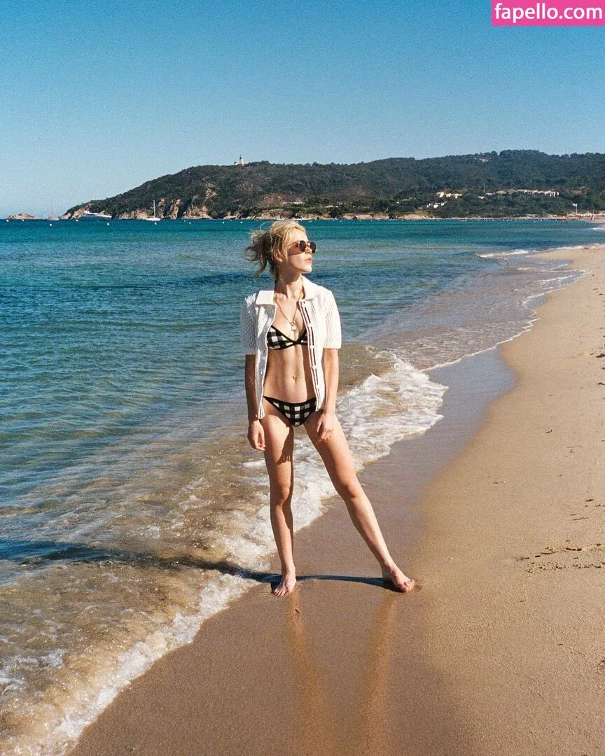 AdventuresSabrina / Kiernan Shipka / kiernanshipka Onlyfans Photo Gallery 