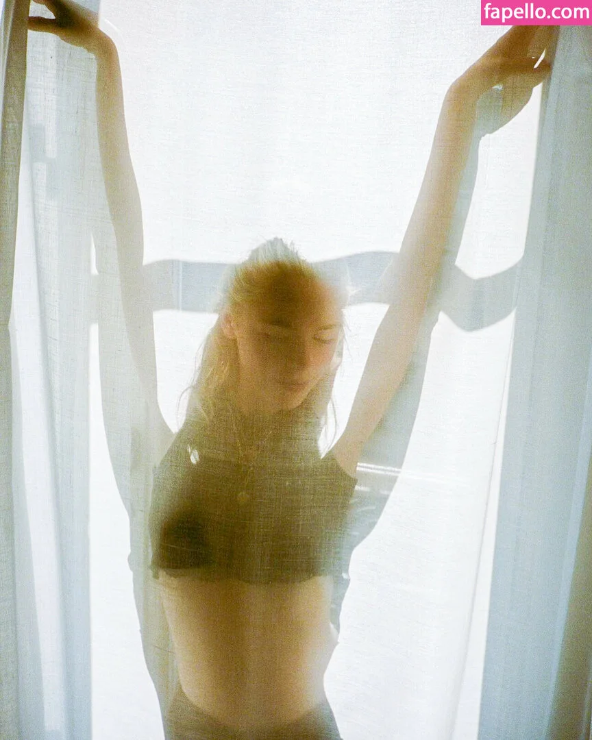 AdventuresSabrina / Kiernan Shipka / kiernanshipka Onlyfans Photo Gallery 