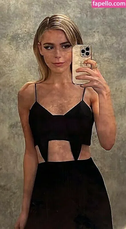 AdventuresSabrina / Kiernan Shipka / kiernanshipka Onlyfans Photo Gallery 