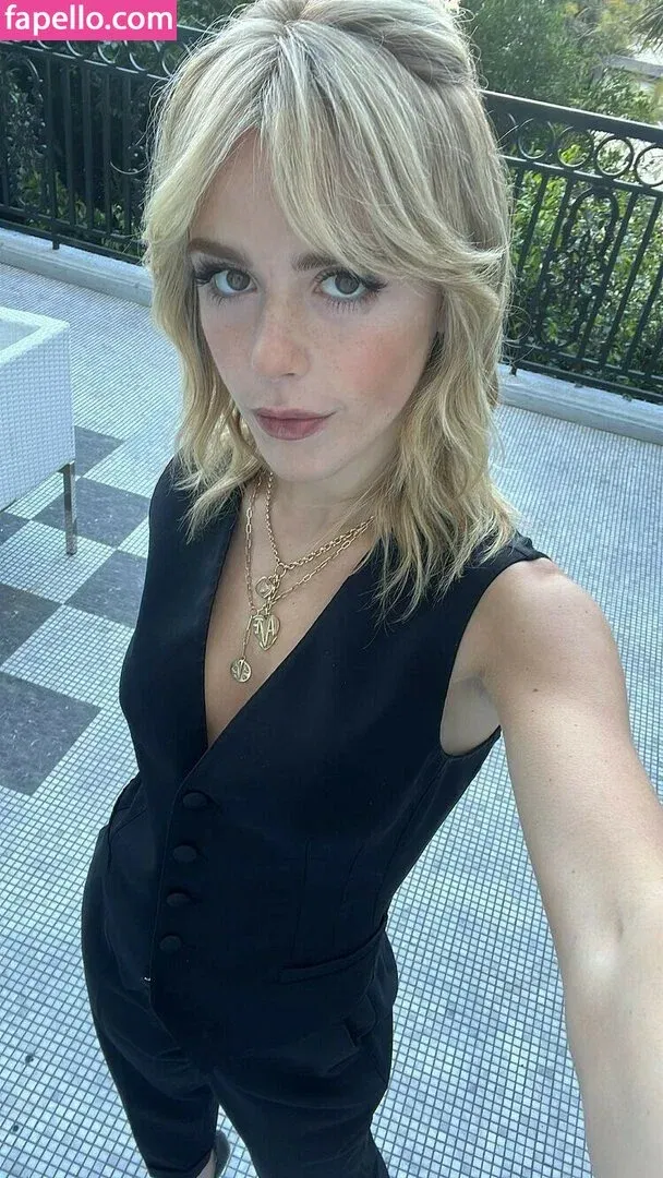 AdventuresSabrina / Kiernan Shipka / kiernanshipka Onlyfans Photo Gallery 