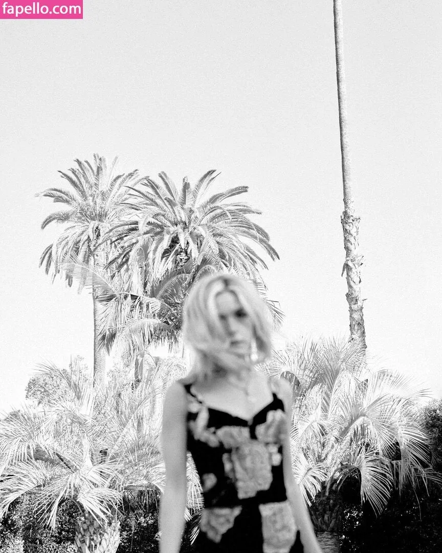 AdventuresSabrina / Kiernan Shipka / kiernanshipka Onlyfans Photo Gallery 