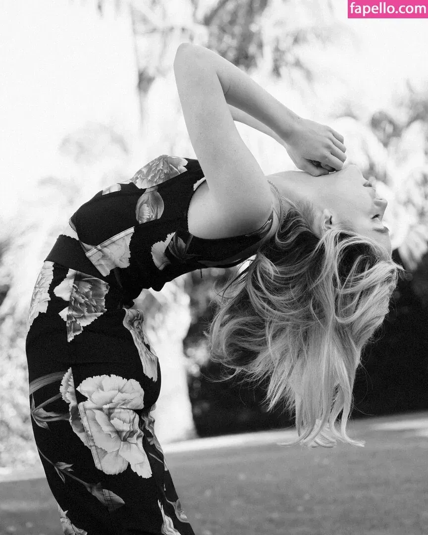 AdventuresSabrina / Kiernan Shipka / kiernanshipka Onlyfans Photo Gallery 