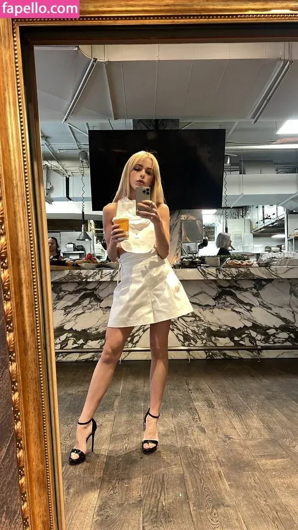 AdventuresSabrina / Kiernan Shipka / kiernanshipka Onlyfans Photo Gallery 