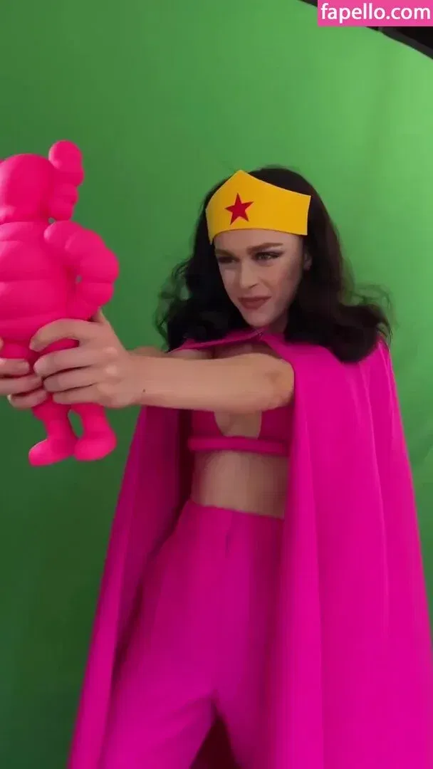 AdventuresSabrina / Kiernan Shipka / kiernanshipka Onlyfans Photo Gallery 