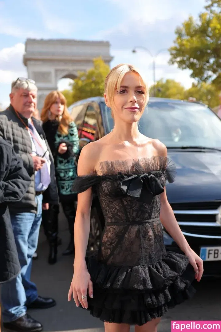 AdventuresSabrina / Kiernan Shipka / kiernanshipka Onlyfans Photo Gallery 