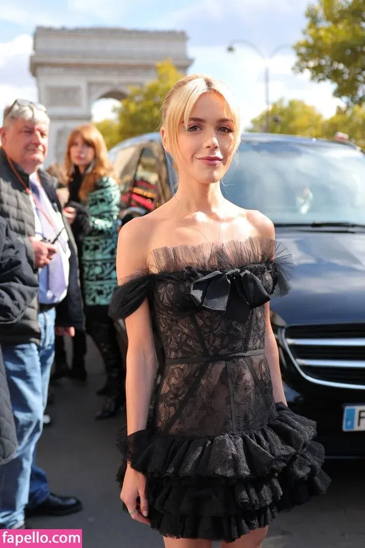 AdventuresSabrina / Kiernan Shipka / kiernanshipka Onlyfans Photo Gallery 