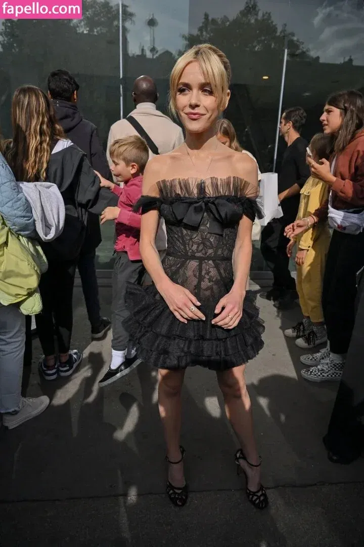 AdventuresSabrina / Kiernan Shipka / kiernanshipka Onlyfans Photo Gallery 