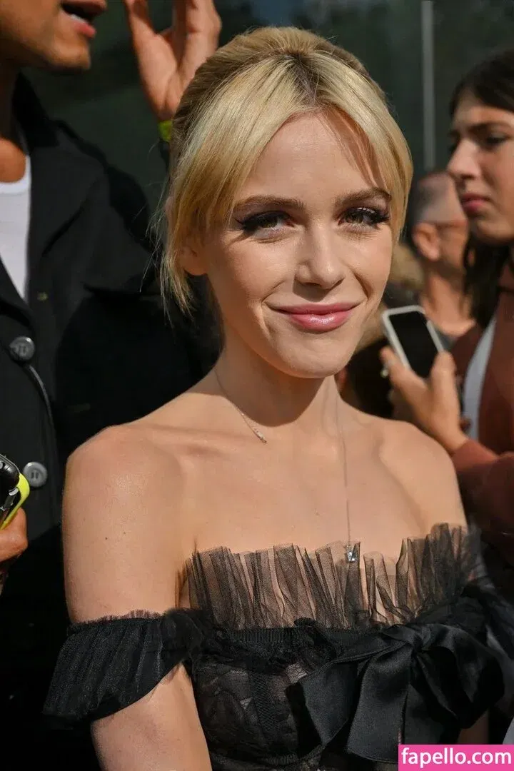 AdventuresSabrina / Kiernan Shipka / kiernanshipka Onlyfans Photo Gallery 