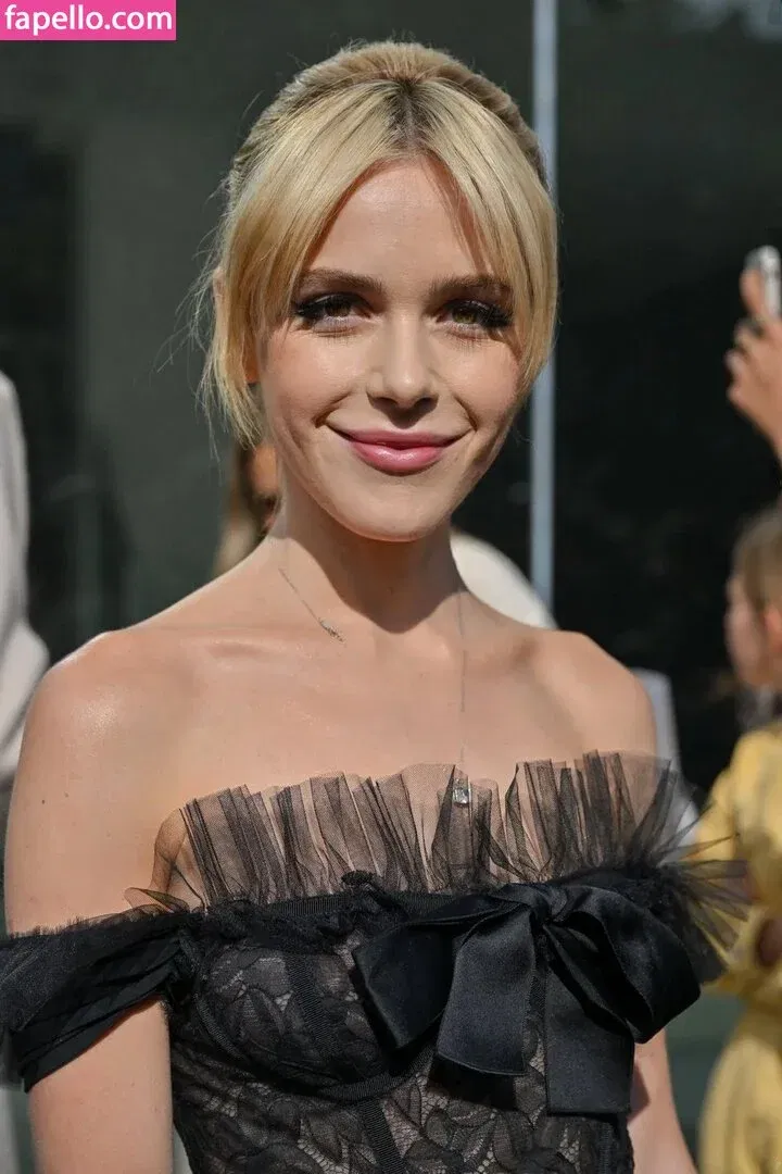 AdventuresSabrina / Kiernan Shipka / kiernanshipka Onlyfans Photo Gallery 