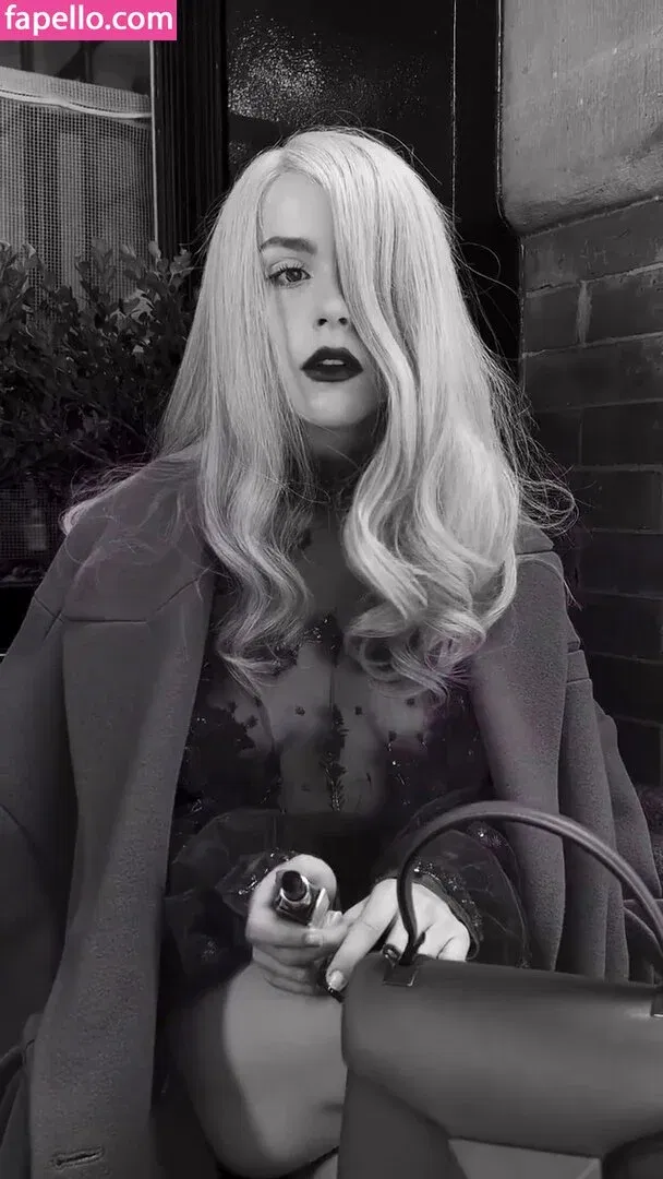 AdventuresSabrina / Kiernan Shipka / kiernanshipka Onlyfans Photo Gallery 