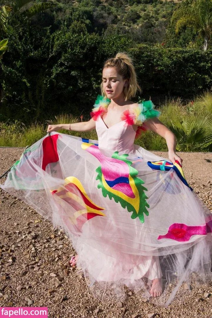 AdventuresSabrina / Kiernan Shipka / kiernanshipka Onlyfans Photo Gallery 