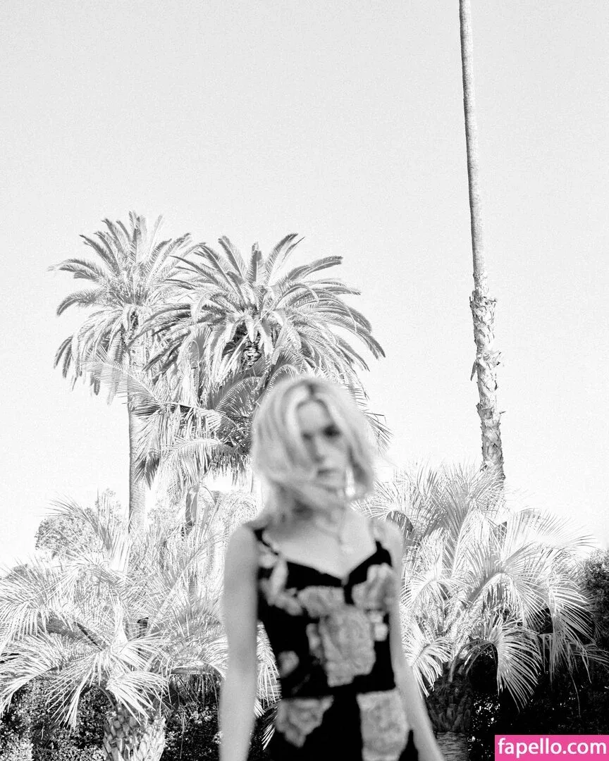 AdventuresSabrina / Kiernan Shipka / kiernanshipka Onlyfans Photo Gallery 