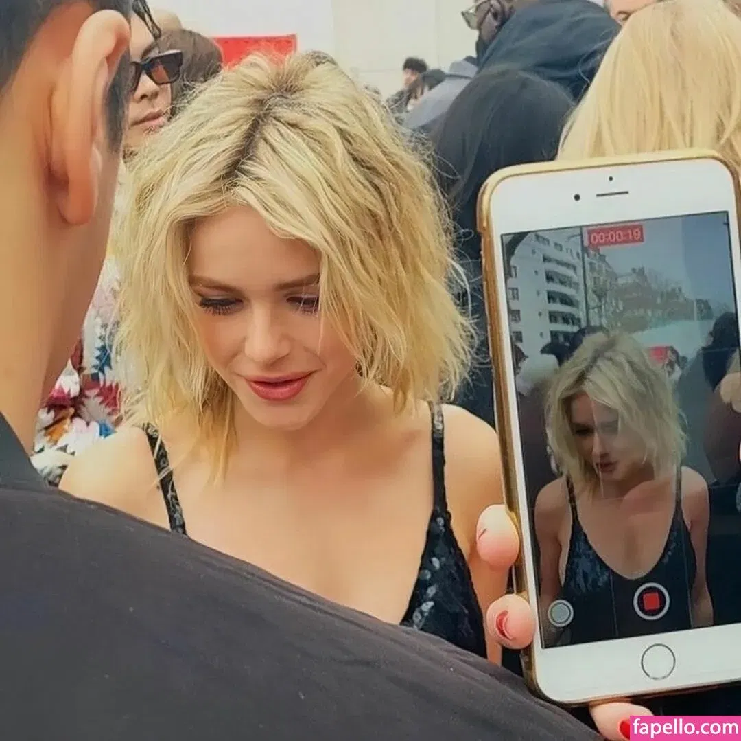 AdventuresSabrina / Kiernan Shipka / kiernanshipka Onlyfans Photo Gallery 