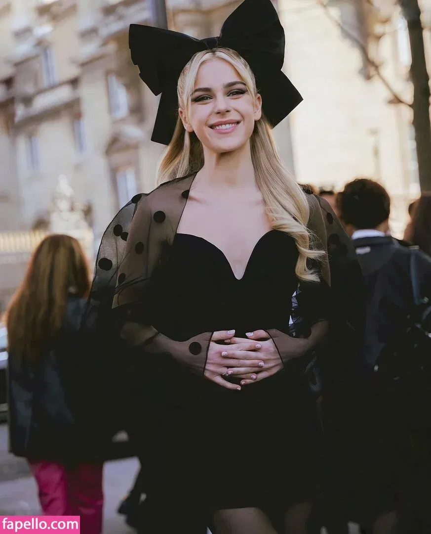 AdventuresSabrina / Kiernan Shipka / kiernanshipka Onlyfans Photo Gallery 