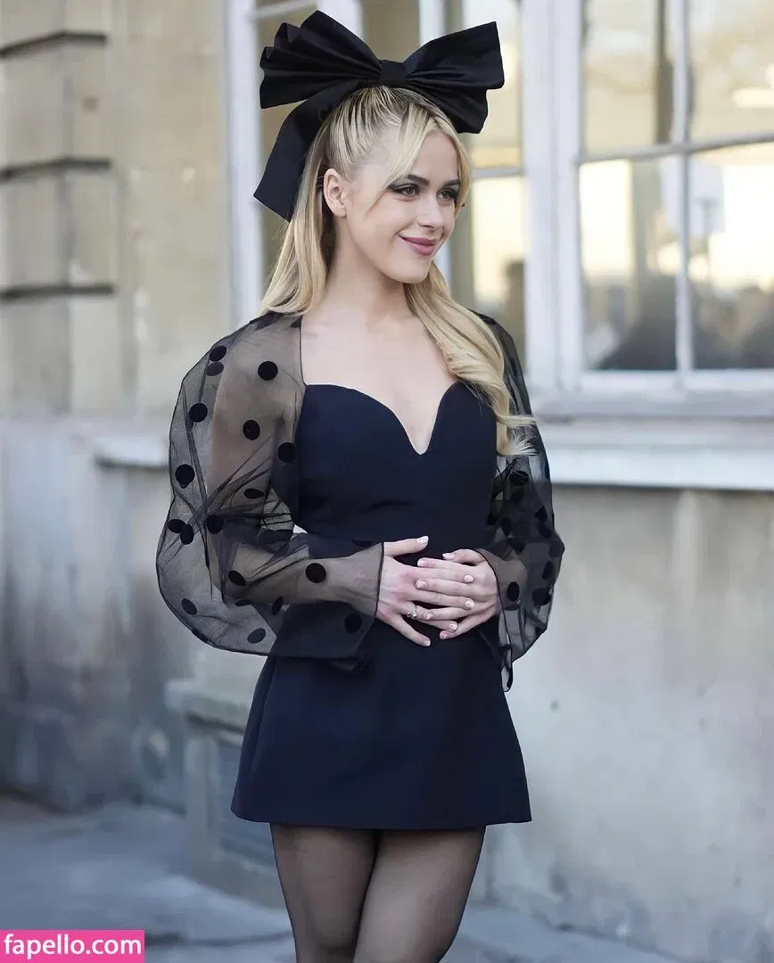 AdventuresSabrina / Kiernan Shipka / kiernanshipka Onlyfans Photo Gallery 