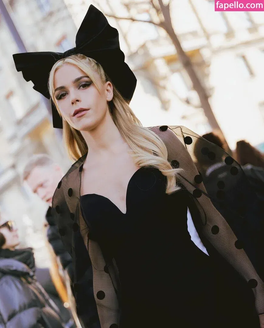 AdventuresSabrina / Kiernan Shipka / kiernanshipka Onlyfans Photo Gallery 