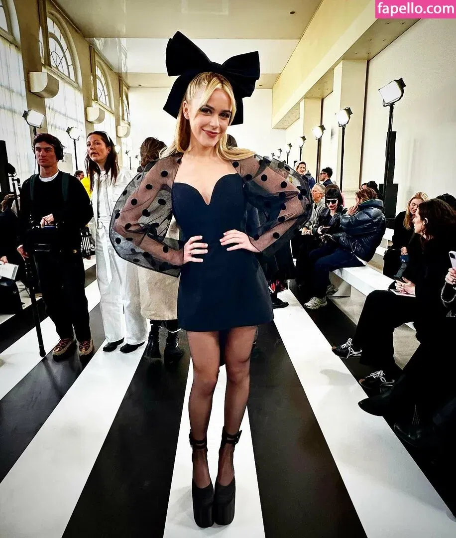 AdventuresSabrina / Kiernan Shipka / kiernanshipka Onlyfans Photo Gallery 