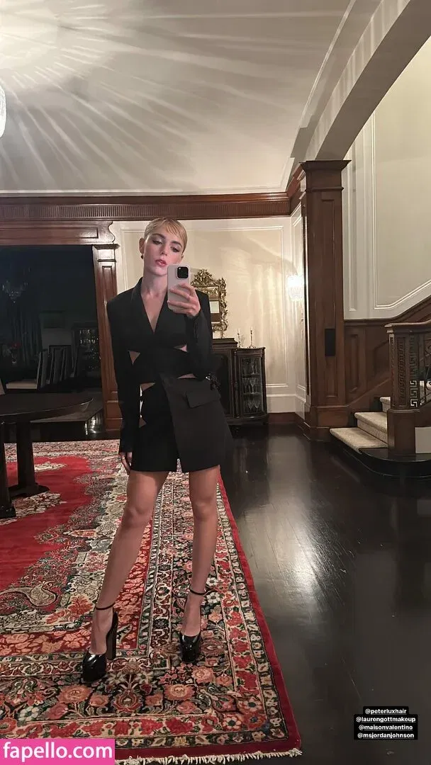 AdventuresSabrina / Kiernan Shipka / kiernanshipka Onlyfans Photo Gallery 