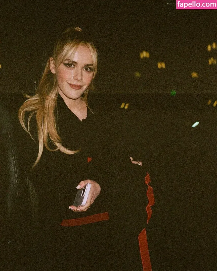 AdventuresSabrina / Kiernan Shipka / kiernanshipka Onlyfans Photo Gallery 