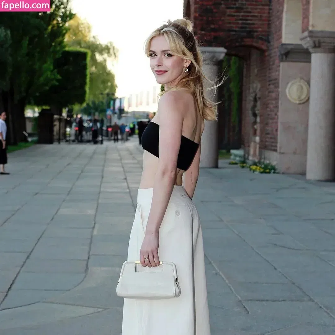 AdventuresSabrina / Kiernan Shipka / kiernanshipka Onlyfans Photo Gallery 