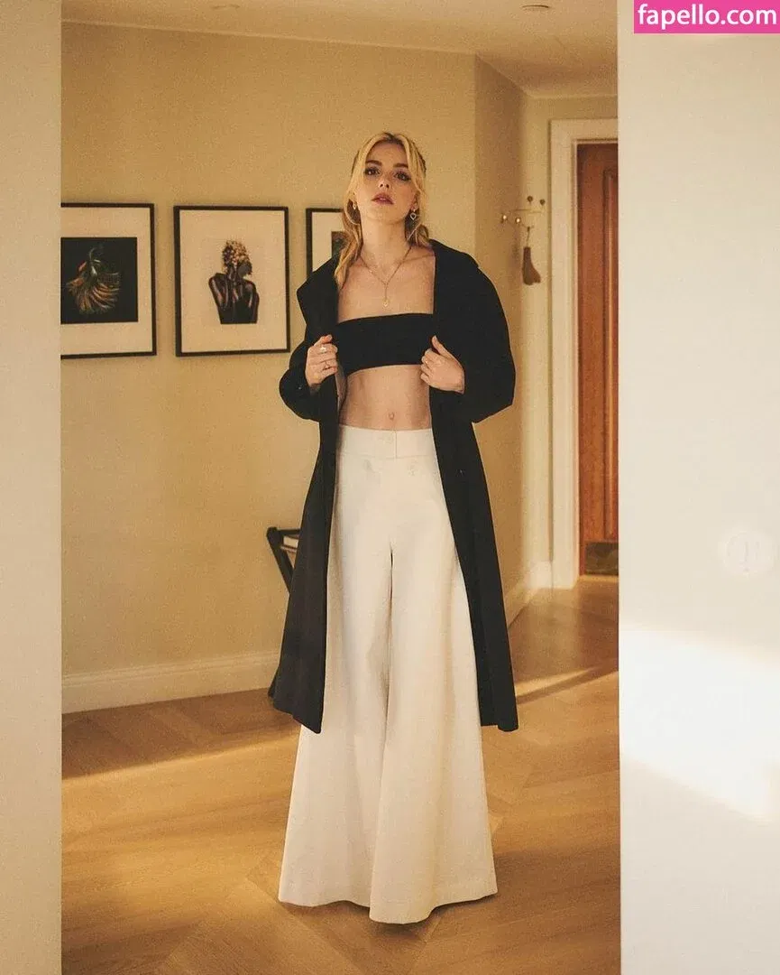 AdventuresSabrina / Kiernan Shipka / kiernanshipka Onlyfans Photo Gallery 