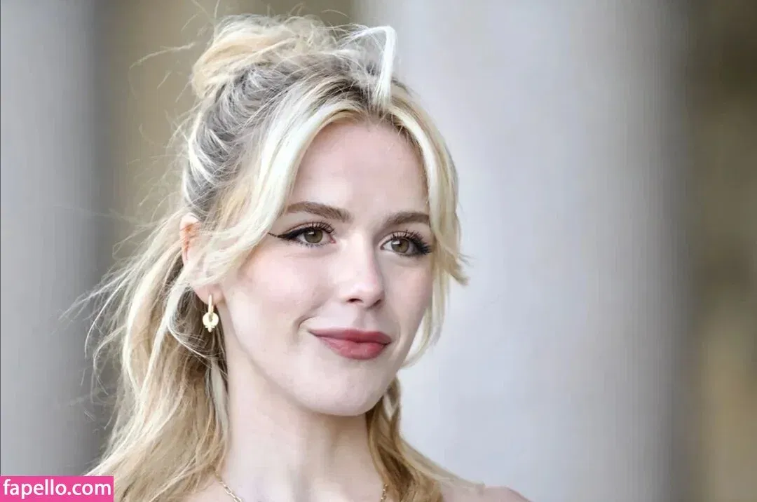 AdventuresSabrina / Kiernan Shipka / kiernanshipka Onlyfans Photo Gallery 